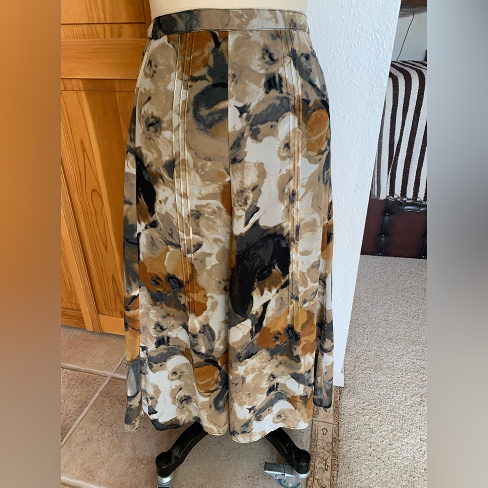 East 5th - Light weight, casual/semi professional skirt. Lined